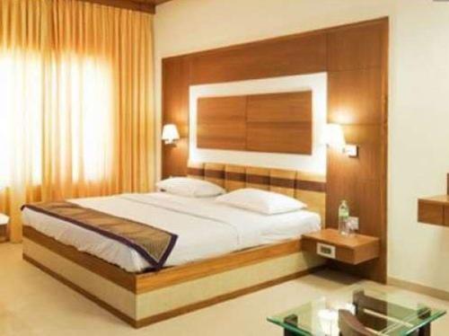 Ponnis Grand Inn (پونیس گرند این) 