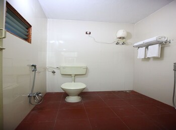 Oyo 7747 Ss Residency Bathroom