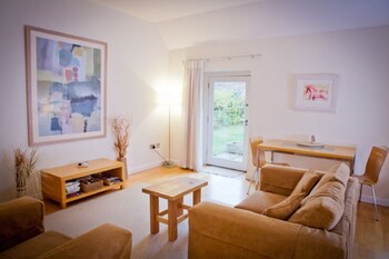 West Fenton Court (وست فنتون كورت) Living Area