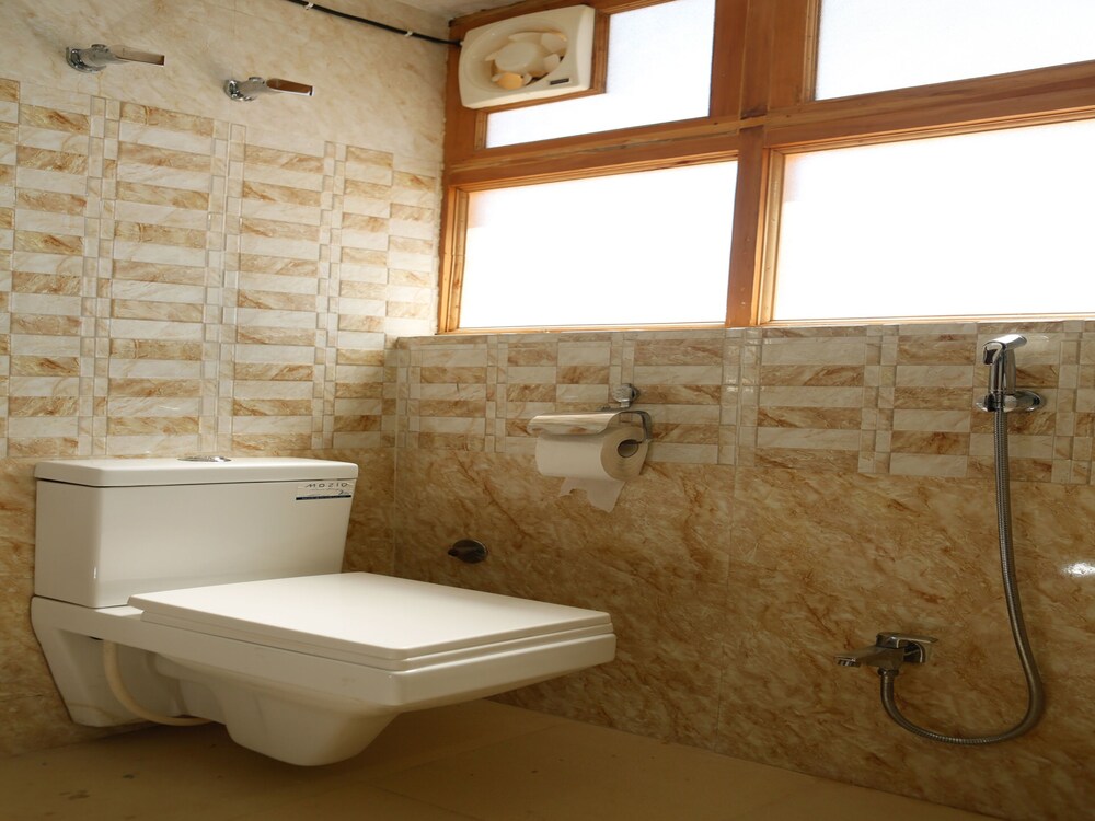 Oyo 11490 Hotel Royal Hill Bathroom