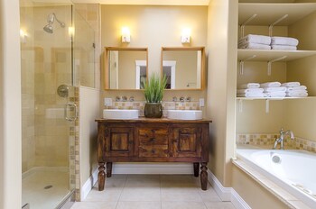 6 Luxurious 6br Seattle Home Bathroom