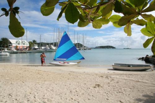 Catamaran Hotel Marina 