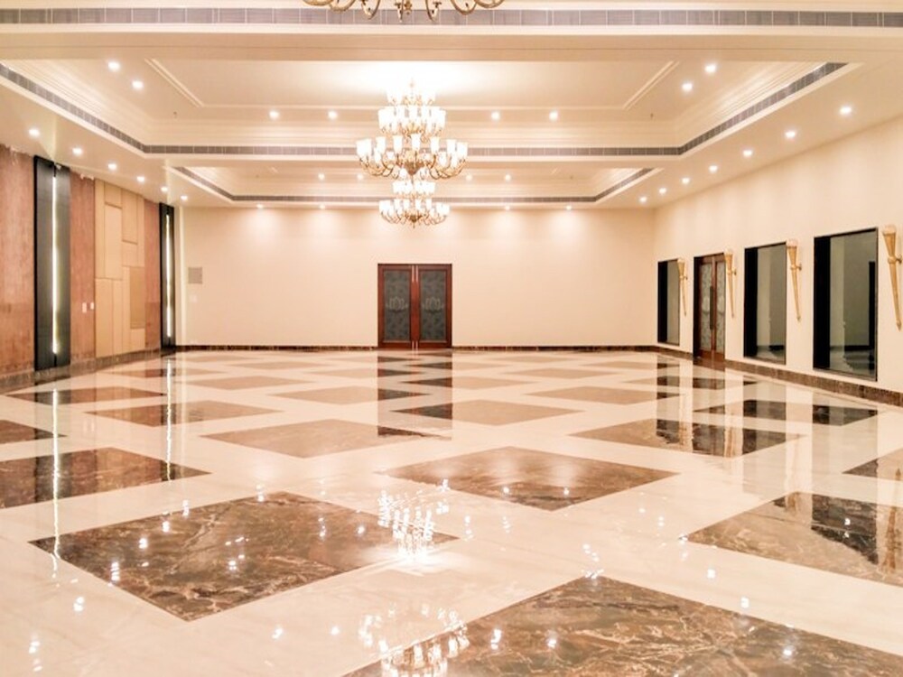 Oyo 16768 Hotel Lotus Grand Banquet Hall