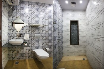 Oyo 4727 Hotel Sangam Pacific Bathroom