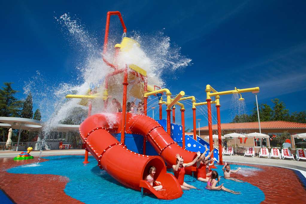 Hotel Sol Garden Istra For Plava Laguna (هتل سول گاردن ایسترا فور پلاوا لاگونا) Aqua Park