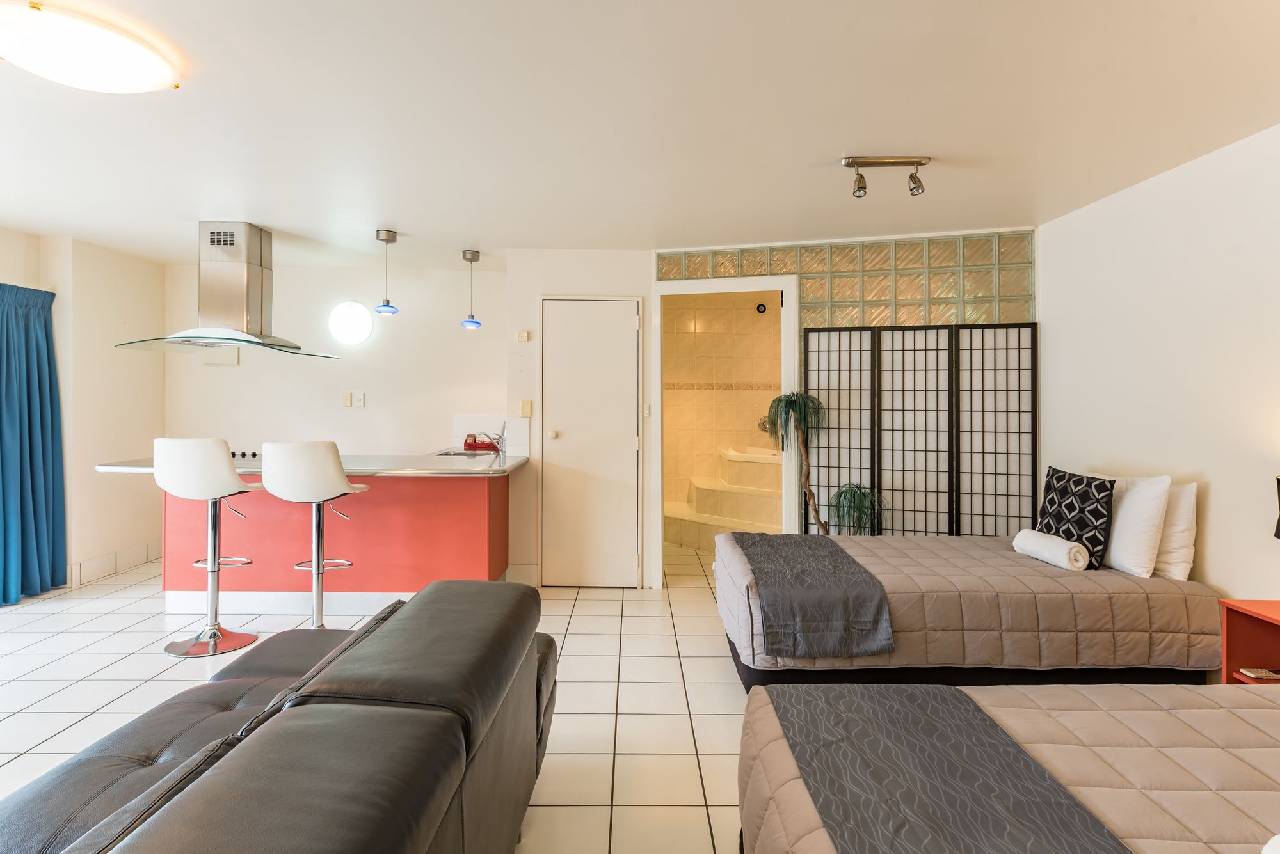 Dolphin Motel 