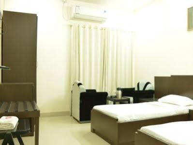 Oyo 24875 Hotel Gokul 