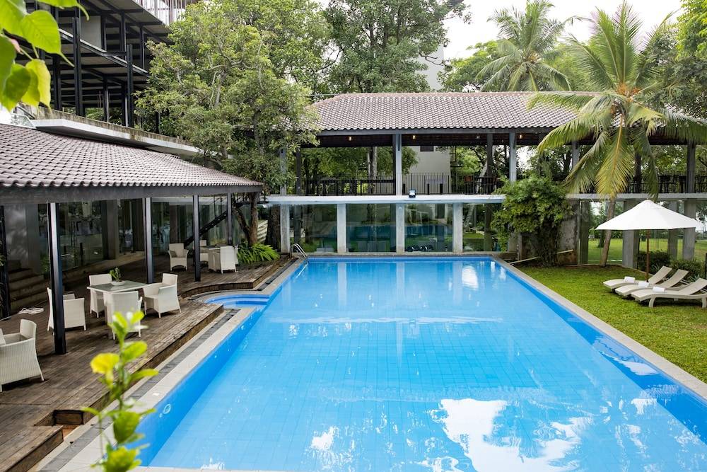 Thotupola Lakeside Resort Pool