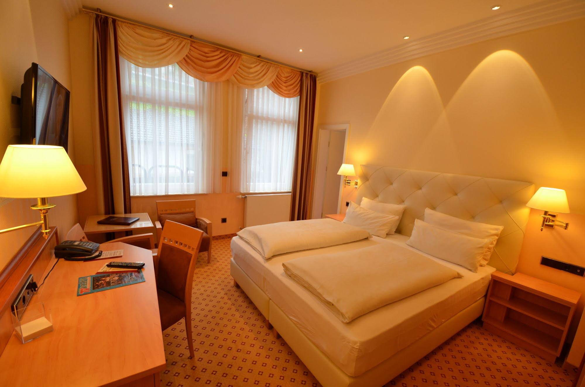 Hotel Mack (هتل ماک) 