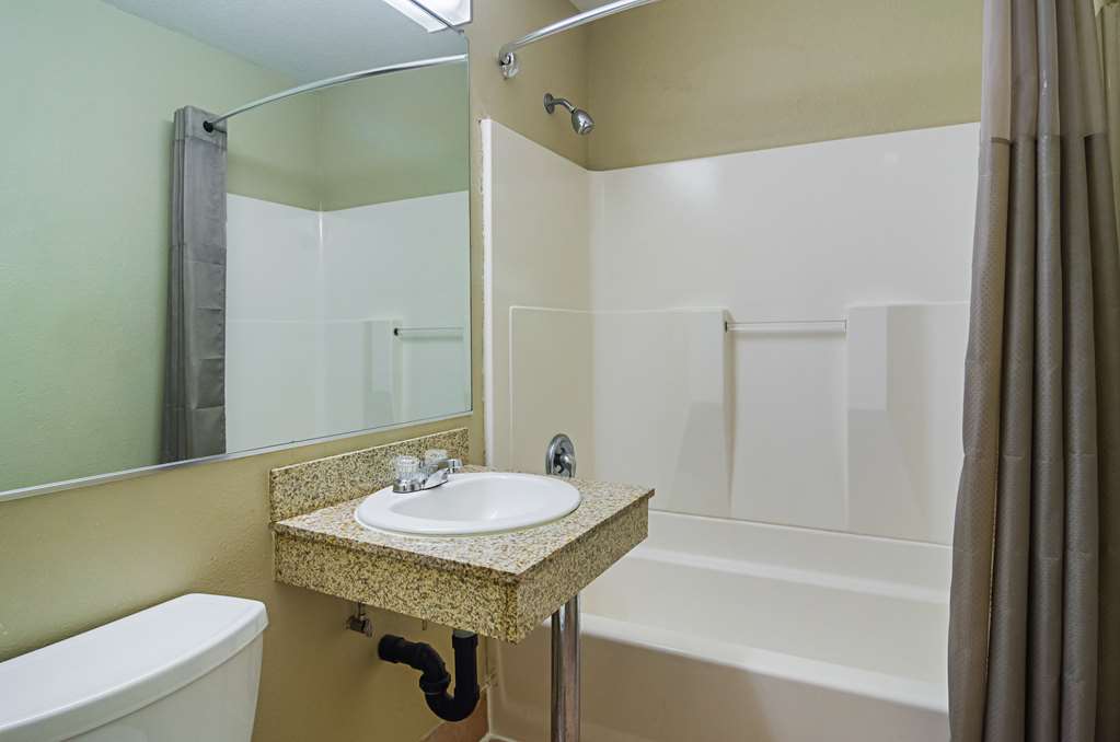 Motel 6 Portland Downtown Convention Center bathroom