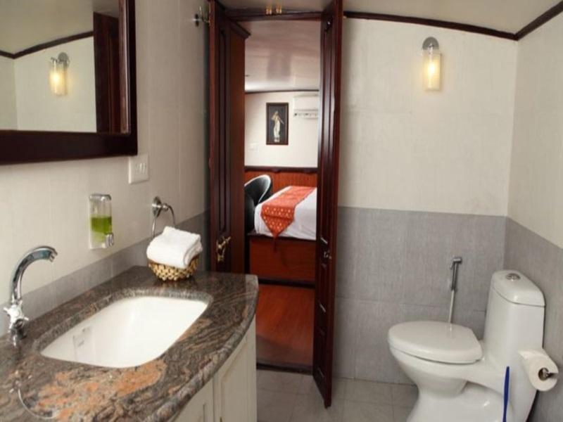 Grand Nirvana Jacuzzi Super Luxury Premium House Boat 
