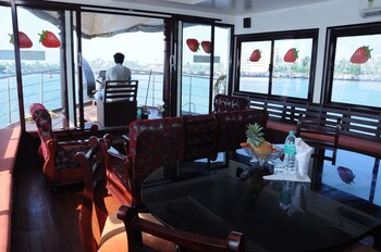 Cosy Houseboats Family Dining
