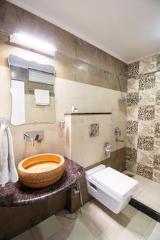 Nirvana Lodge & Lounge Mussoorie Bathroom