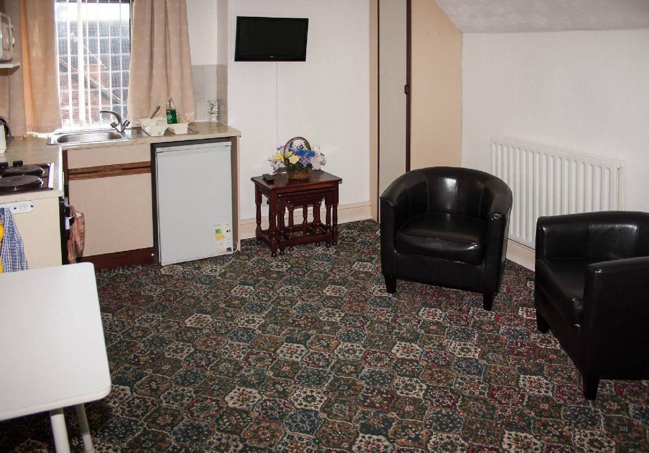 Lyndene Holiday Apartments (لیندن هالیدی آپارتمنتس) 