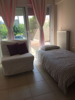 Suburban Deluxe Lodging & Retreat Guestroom
