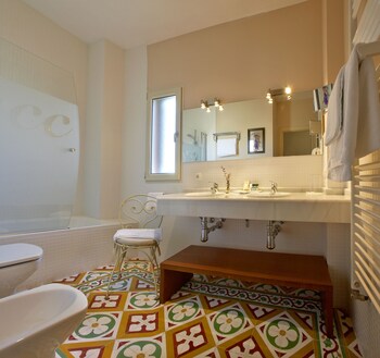 Hotel Santa Coloma Del Camino Bathroom