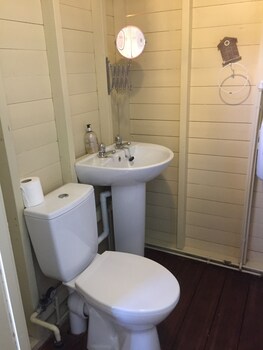 Dawn Chorus Holidays Bathroom