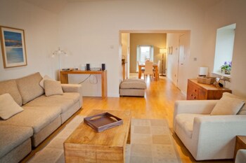 West Fenton Court (وست فنتون كورت) Living Area