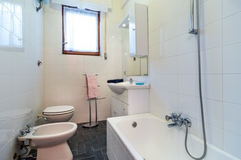 Prestige Superior Splitted Flat Bathroom