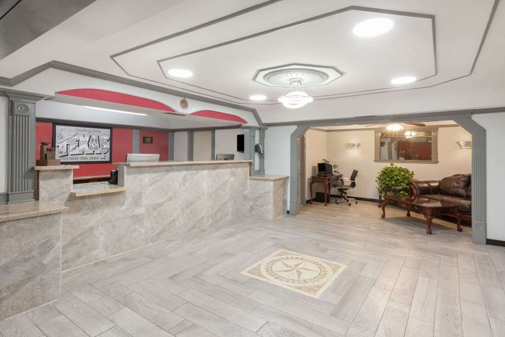 Super 8 by Wyndham Kingsville - photo 3