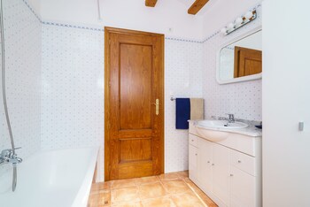 164 Fenix 2 Bathroom