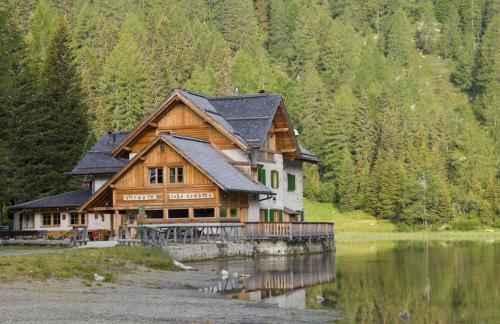 Rifugio Lago Nambino (ریفوجیو لاگو نامبینو) 