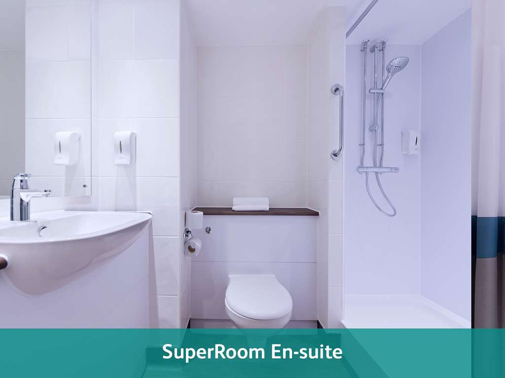 Travelodge Gatwick Airport Central Super Room Bathroom