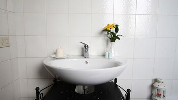 Bed And Breakfast D&d Bathroom Sink