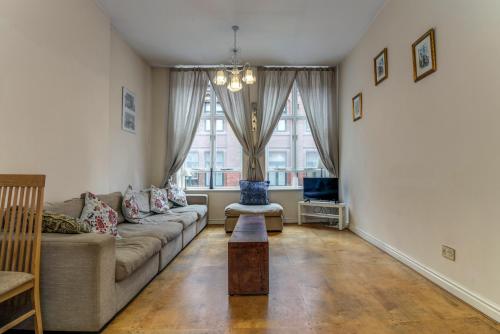 Bright Spacious 2br Central Manchester Flat For 4 