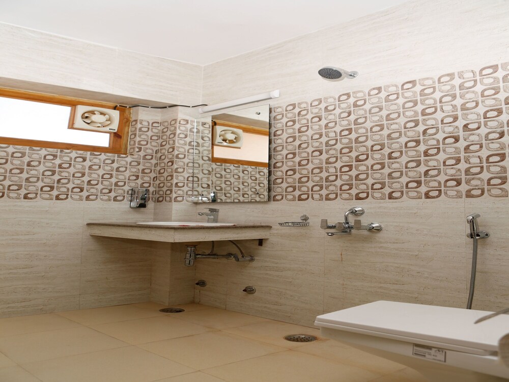 Oyo 11490 Hotel Royal Hill Bathroom
