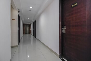 Reddoorz Plus Near Galaxy Bekasi Hallway