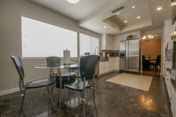 4br 9m To Vegas Strip With Spa In-Room Dining