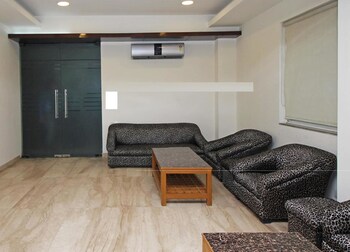 Merriment Hotels By Ecom Mechanics Lobby Sitting Area
