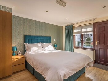 The Courtyard Guestroom