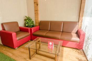 Oyo 8490 Hotel Grandeur Lobby Sitting Area