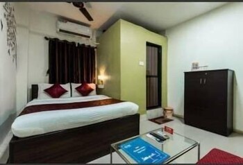 Hotel Saffron Inn Guestroom
