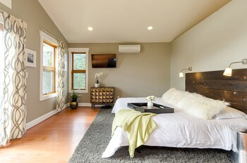 6 Luxurious 6br Seattle Home Guestroom