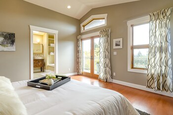 6 Luxurious 6br Seattle Home Guestroom