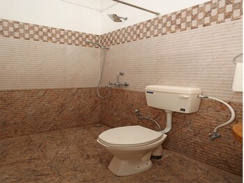 Oyo 3415 Hotel Heera Court Bathroom