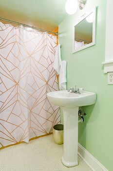 6 Luxurious 6br Seattle Home Bathroom