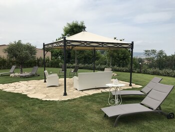 Villa Mascitti B&b Birthday Party Area