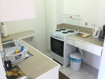 Cumber's Tropical Apartments In-Room Kitchen