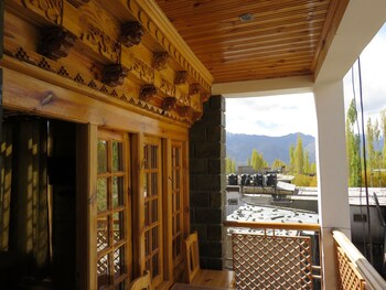 Hotel Nezer Holiday Inn (هتل نزر هالیدی این) Balcony View