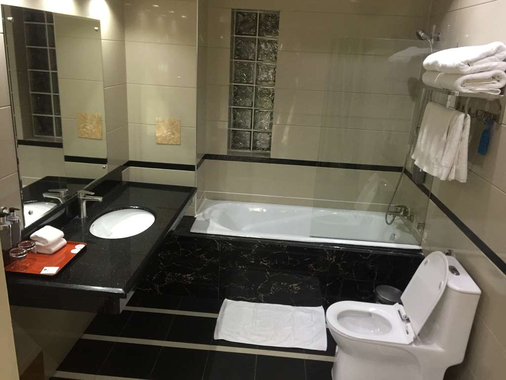 Best Western Plus Lusaka Grand Hotel Guest Bathroom