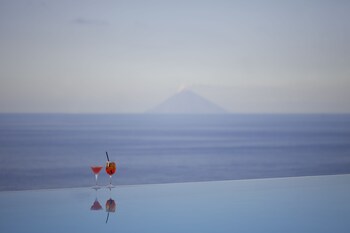 Hotel Ravesi Infinity Pool