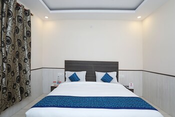 Hotel Redisston @ Noida Guestroom