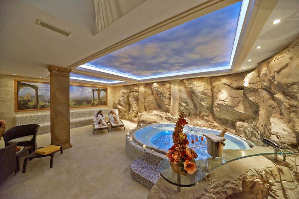 Hotel Stefanik (هتل استفانیك) 