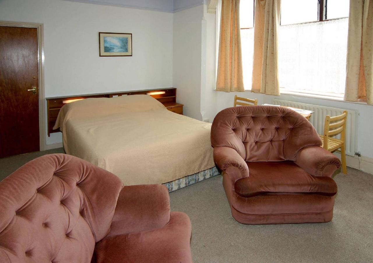 Lyndene Holiday Apartments (لیندن هالیدی آپارتمنتس) 