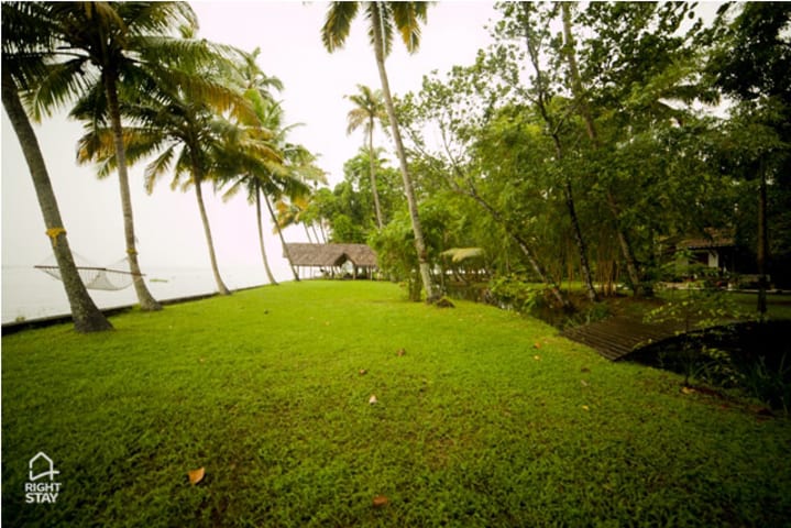 Vembanad House Boutique Back Water Homestay 