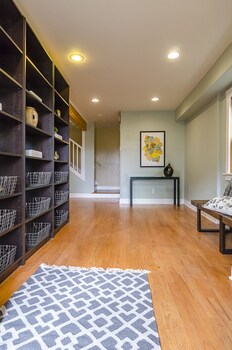 6 Luxurious 6br Seattle Home Living Area